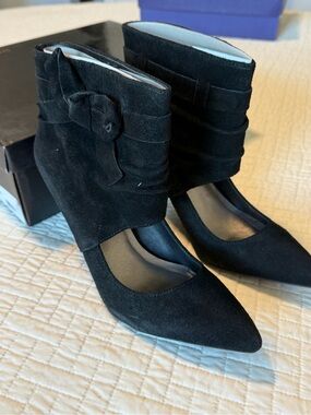 Steve Madden Black Suede Pointed-Toe Ankle Pumps with Bow Cuff